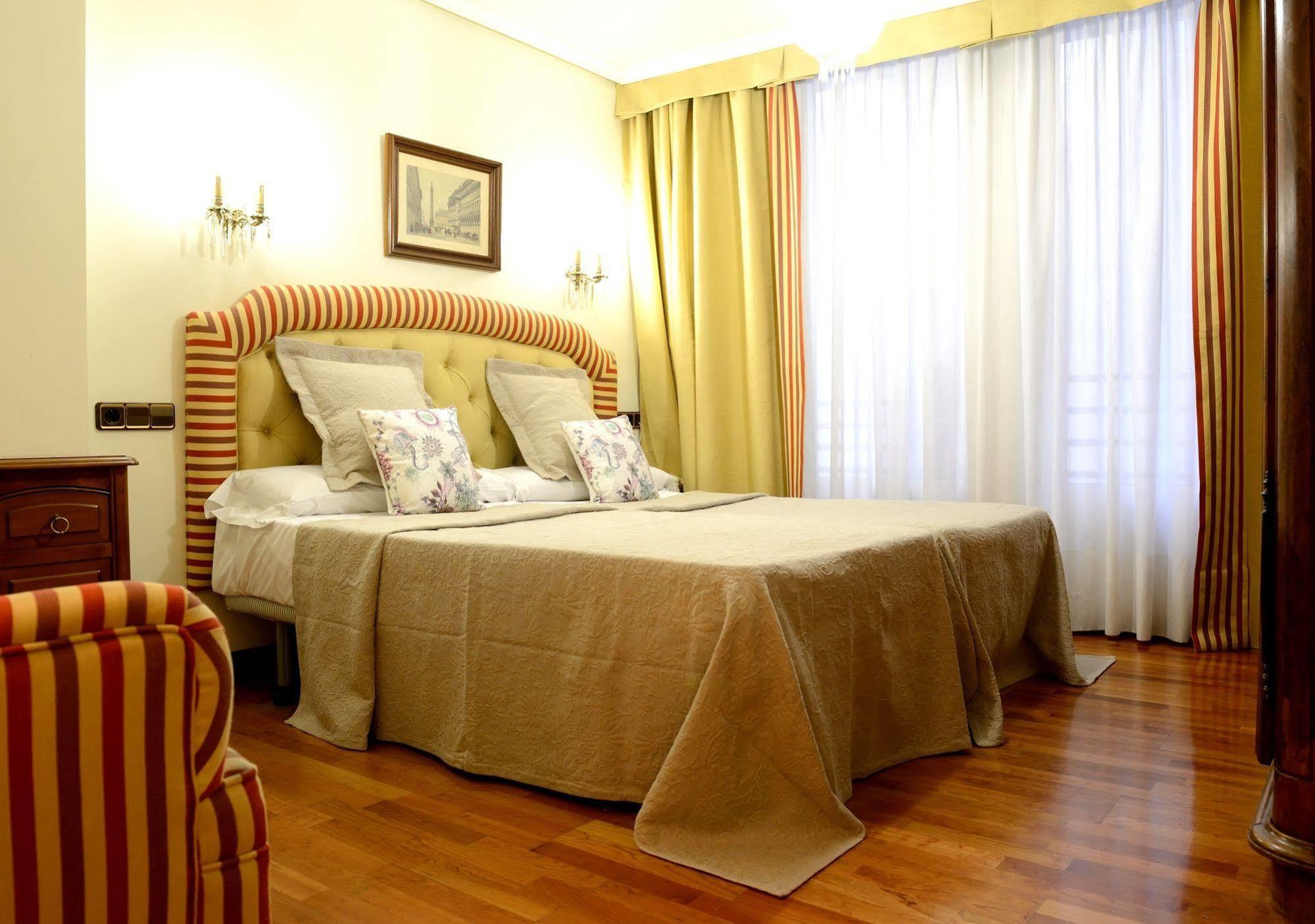 Hostal Arriazu Pamplona Bagian luar foto