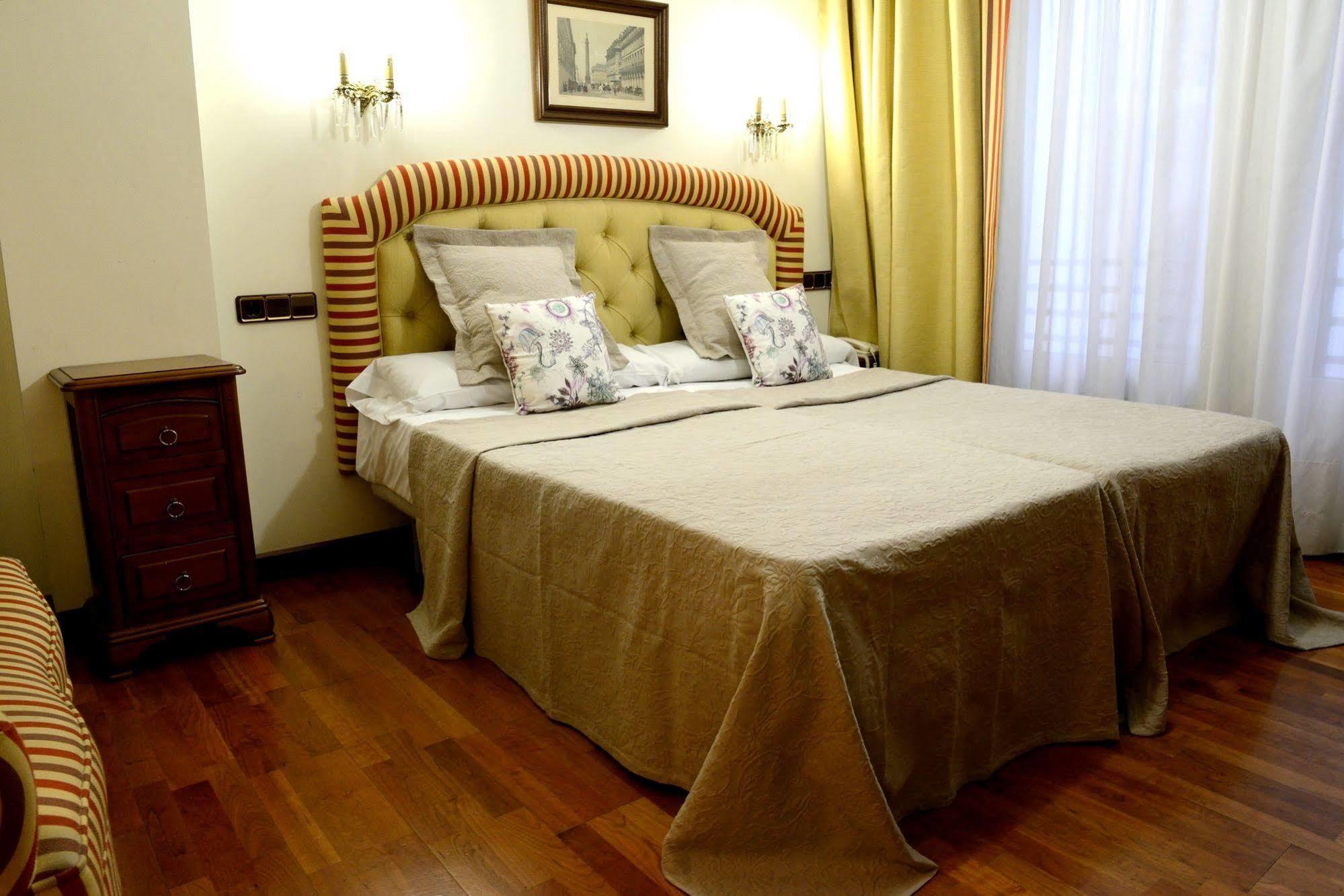 Hostal Arriazu Pamplona Bagian luar foto