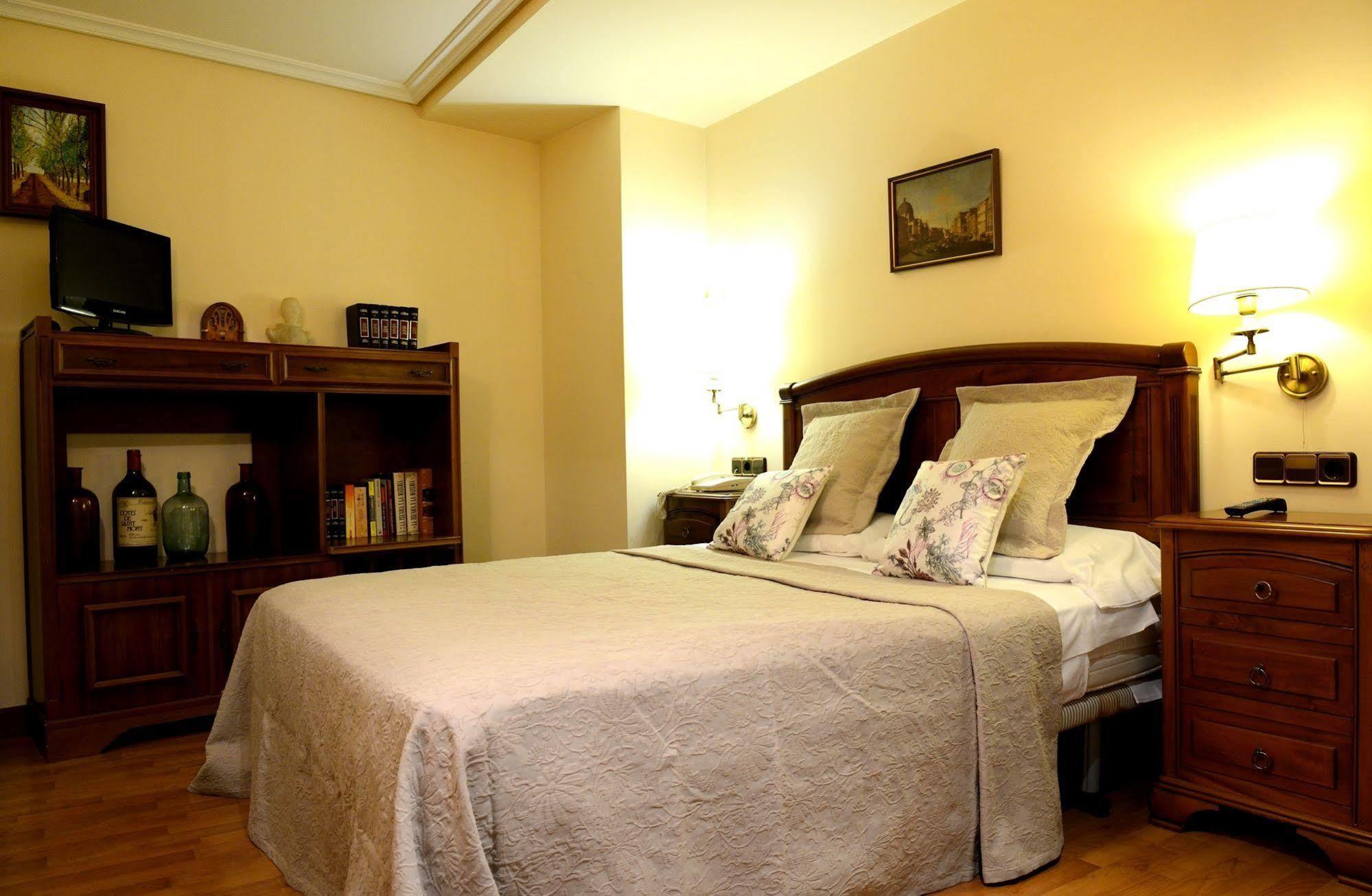 Hostal Arriazu Pamplona Bagian luar foto