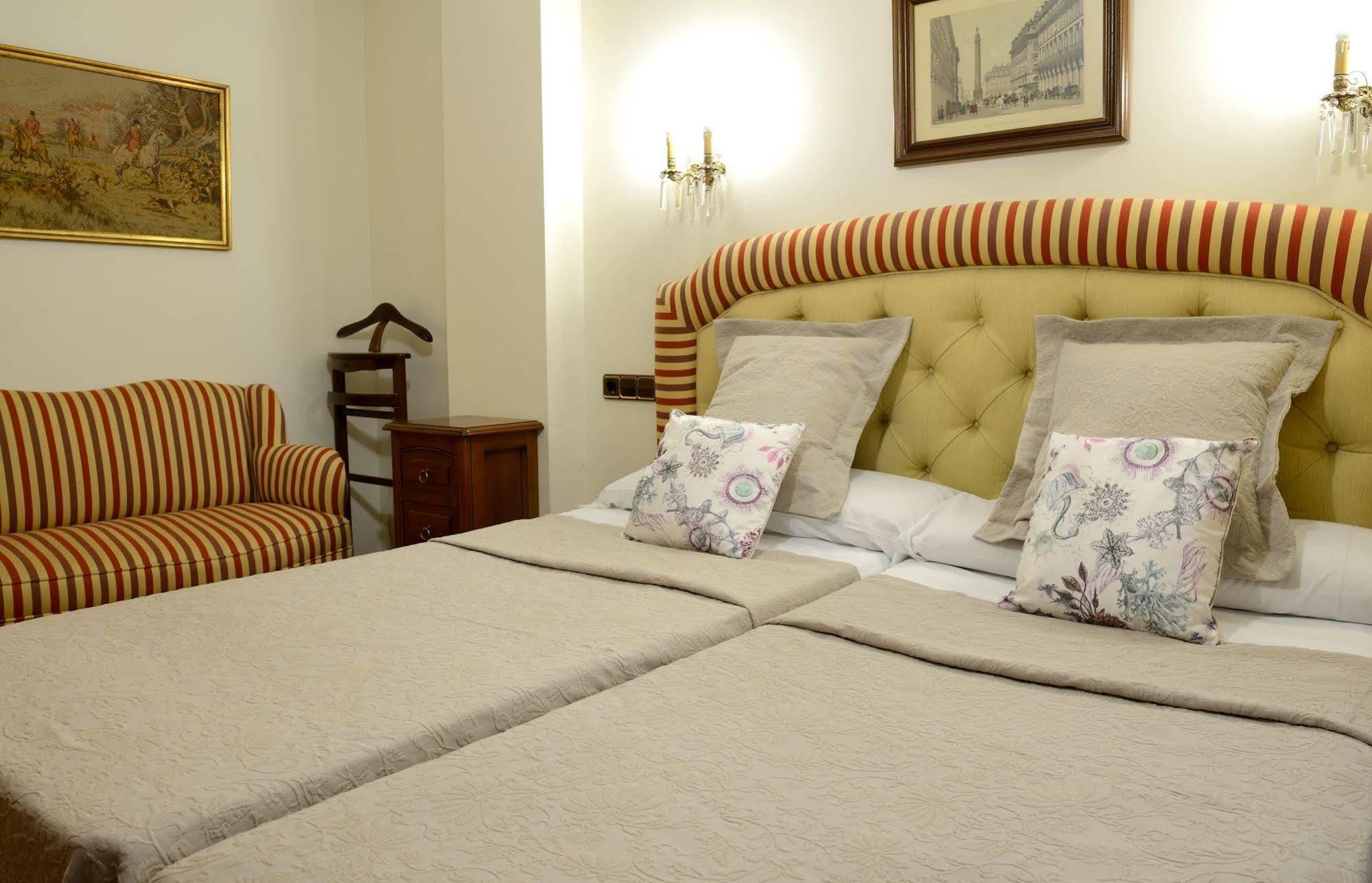 Hostal Arriazu Pamplona Bagian luar foto