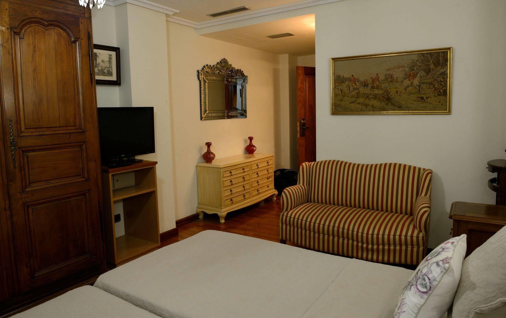 Hostal Arriazu Pamplona Bagian luar foto