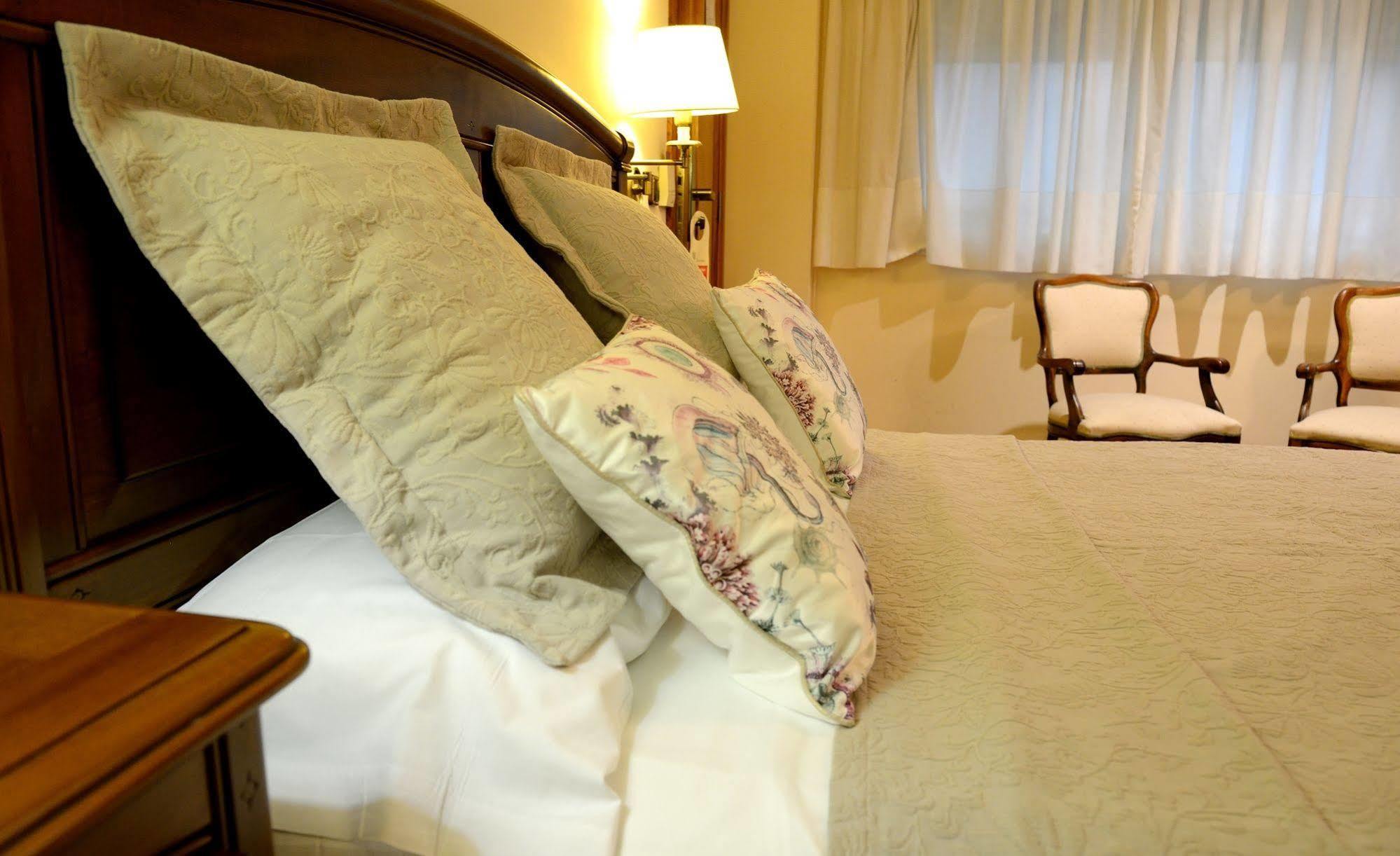 Hostal Arriazu Pamplona Bagian luar foto