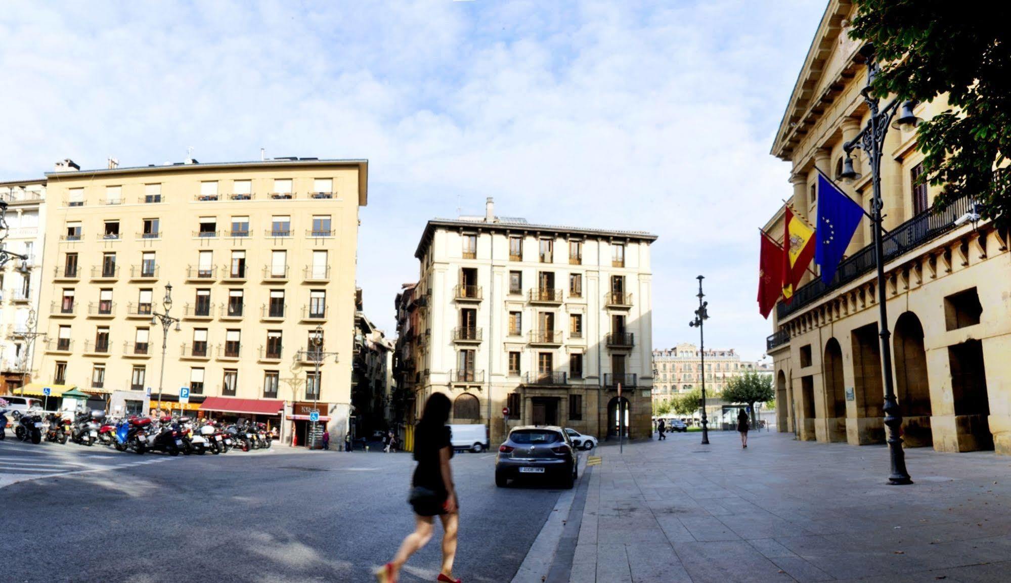 Hostal Arriazu Pamplona Bagian luar foto
